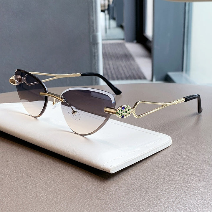 Women's Cat-Eye Sunglasses in Modern Design Bowlift