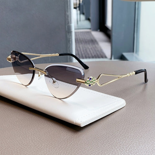 Women's Cat-Eye Sunglasses in Modern Design Bowlift