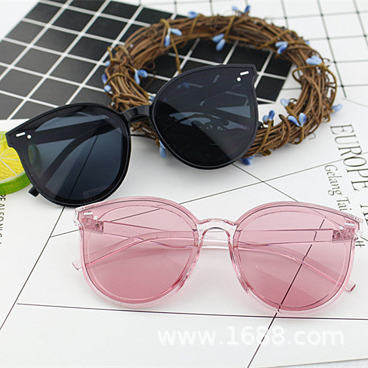 Ladies elegant sunglasses with modern frame Bowlift