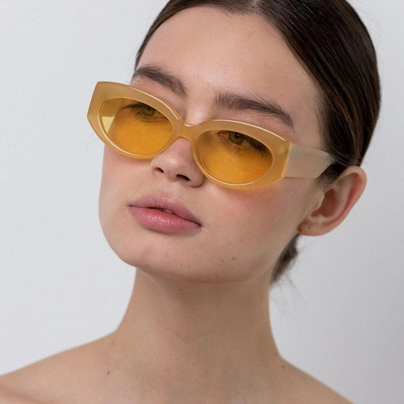 Women Cat-Eye Sunglasses in stylish plastic design Bowlift