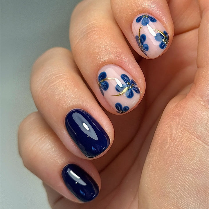 Artificial nails with floral designs and glossy accents Bowlift
