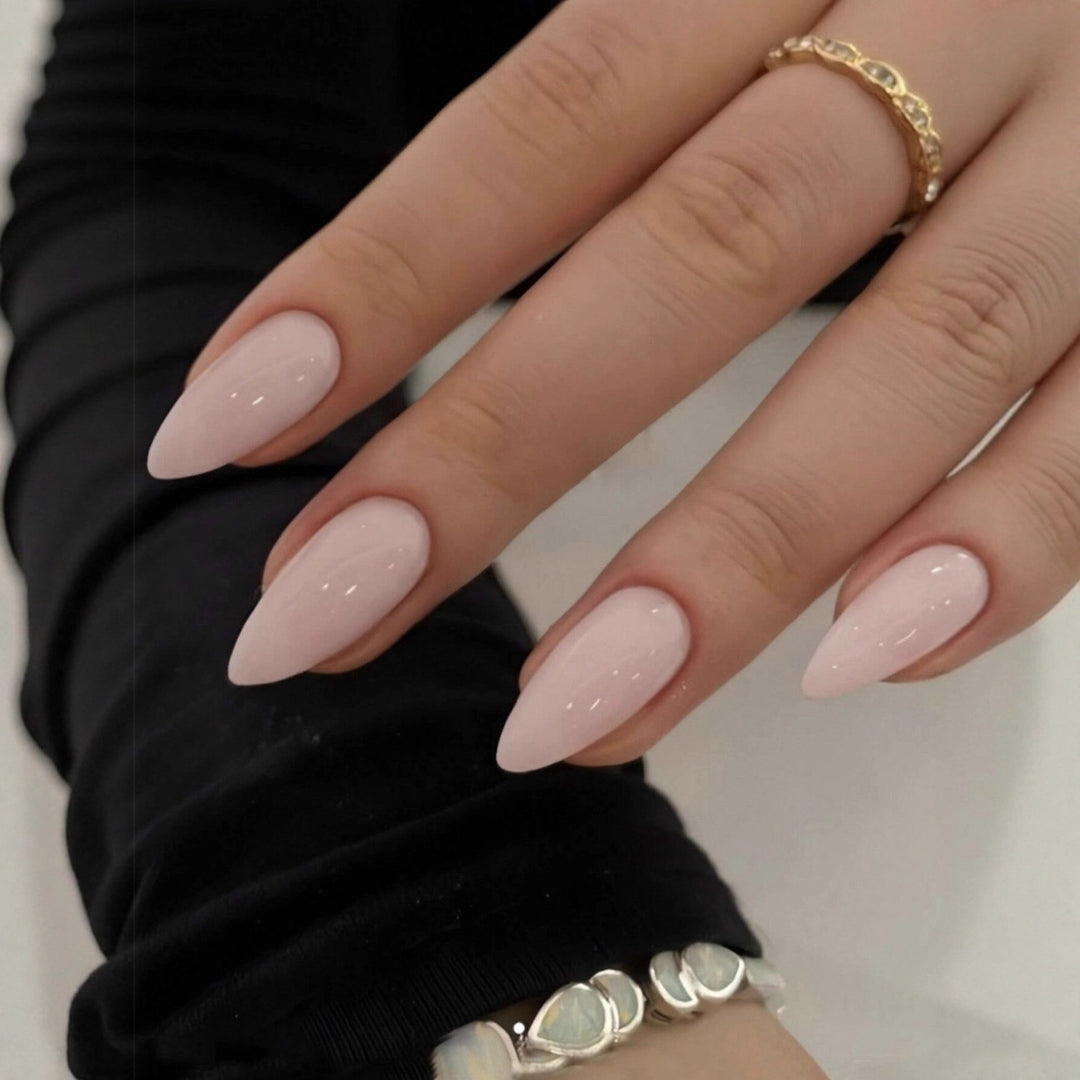 Artifical nail set with elegant, pointed and high-gloss nails Bowlift