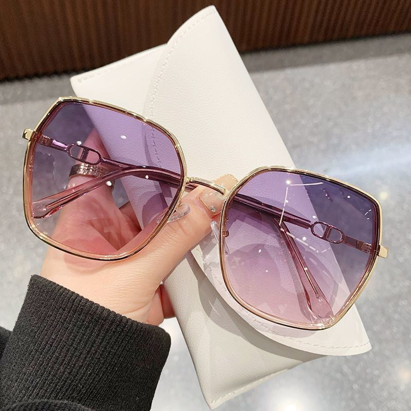 Women's stylish sunglasses in modern design Bowlift