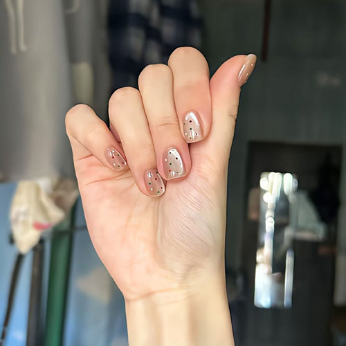 Trendy artificial nails with glitter effects Bowlift