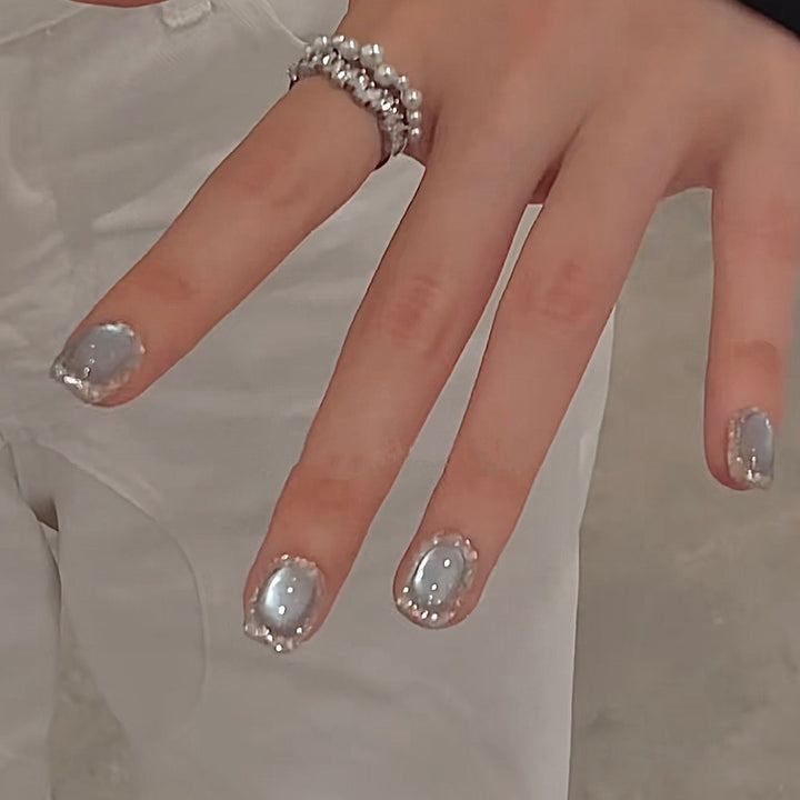 Artificial nails with glamorous accents Bowlift