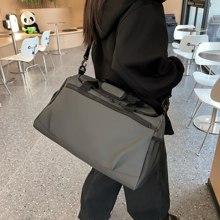 Sporty travel bag with reinforced carrying handles and multiple compartments Bowlift