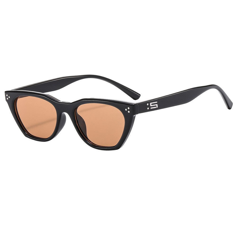 Women Retro-inspired Sunglasses with Distinctive Frame Bowlift