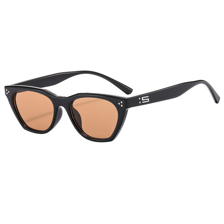 Women Retro-inspired Sunglasses with Distinctive Frame Bowlift