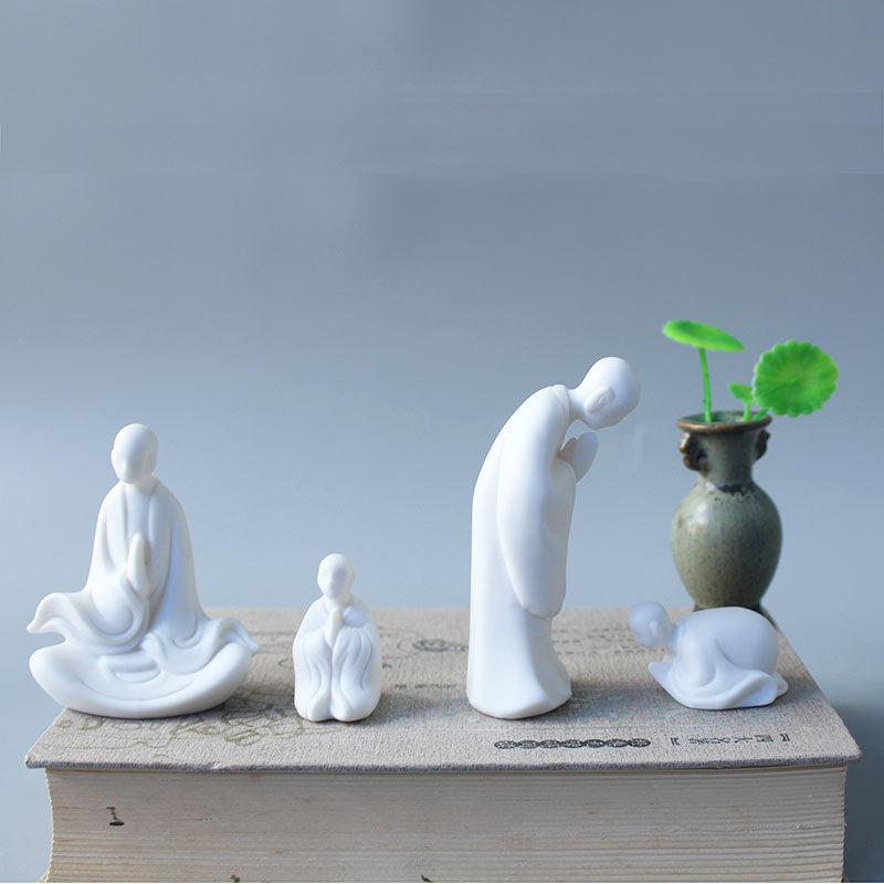 Decorative porcelain figure Bowlift