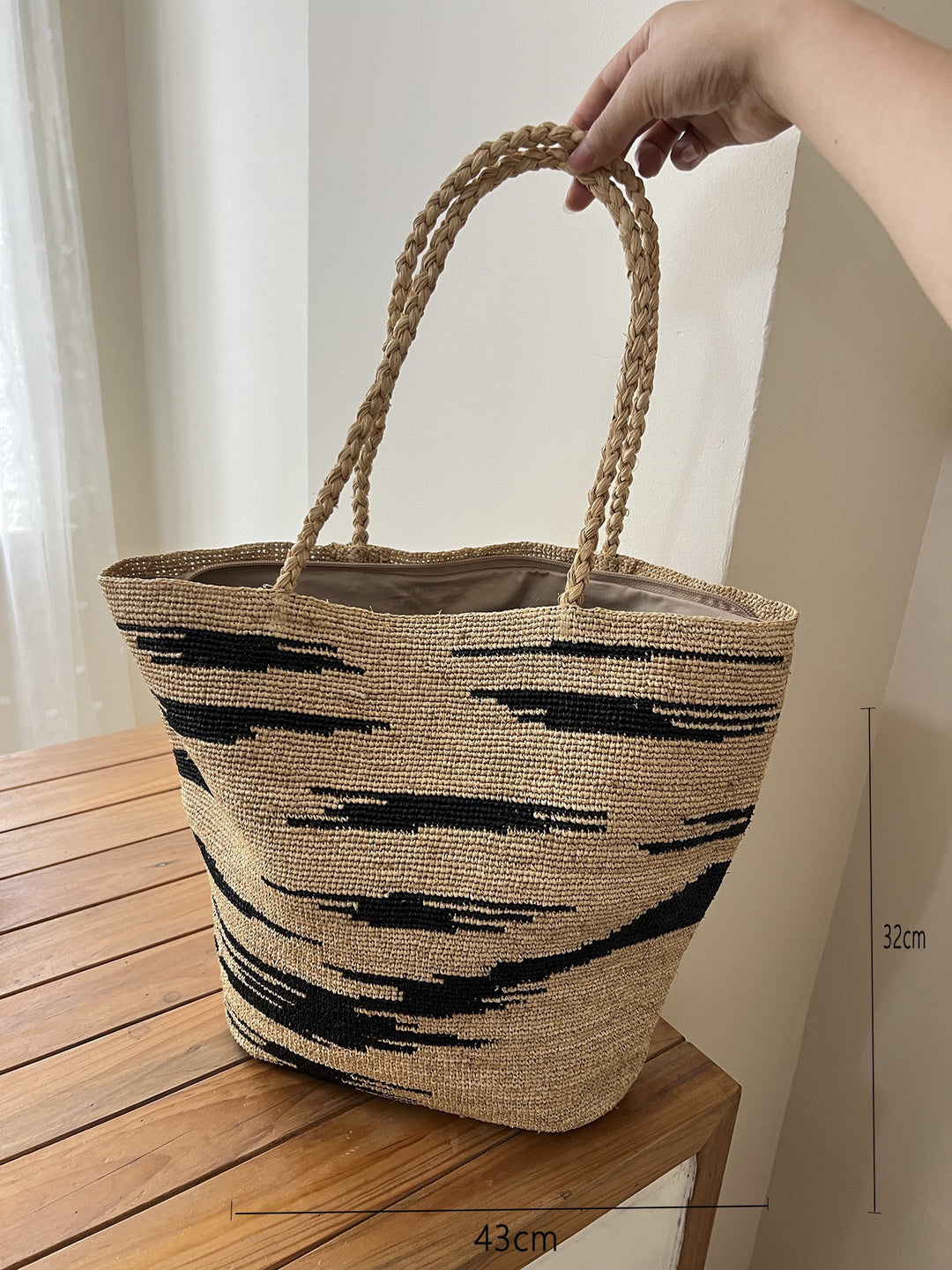 Handcrafted straw bag with soft lining Bowlift