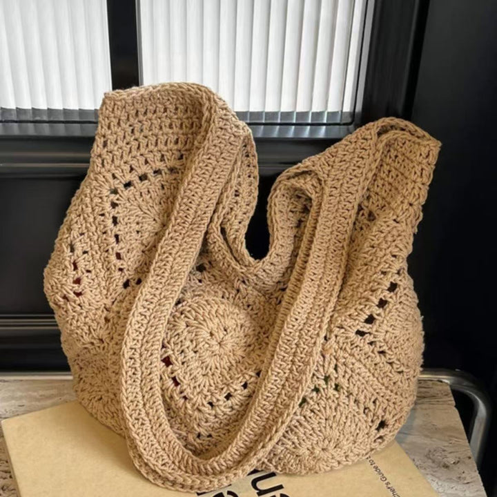 Handbag made of braided natural material with tassel details Bowlift