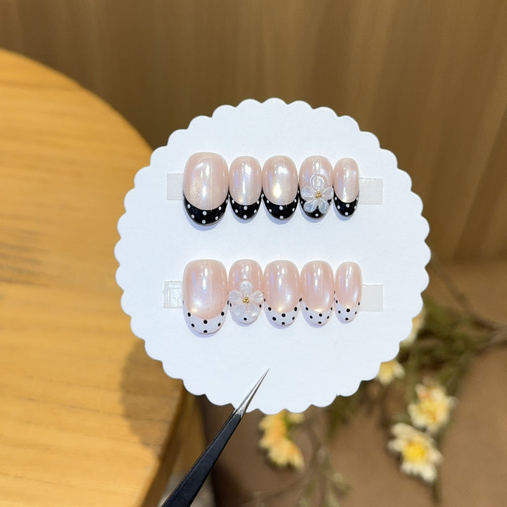 Decorative artificial nails with elegant accents Bowlift