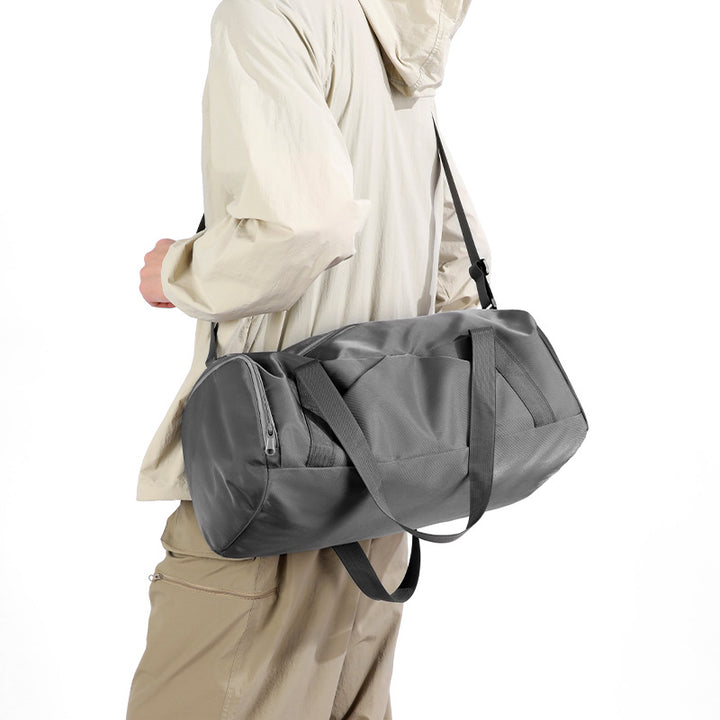 Sporty travel bag with adjustable shoulder strap and sturdy material Bowlift
