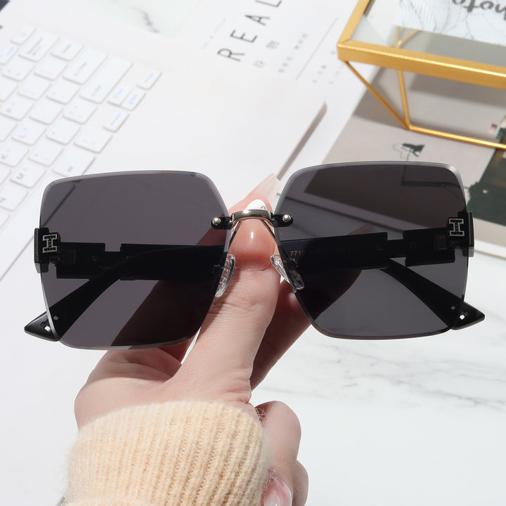Women's oversized square sunglasses with stylish accents Bowlift
