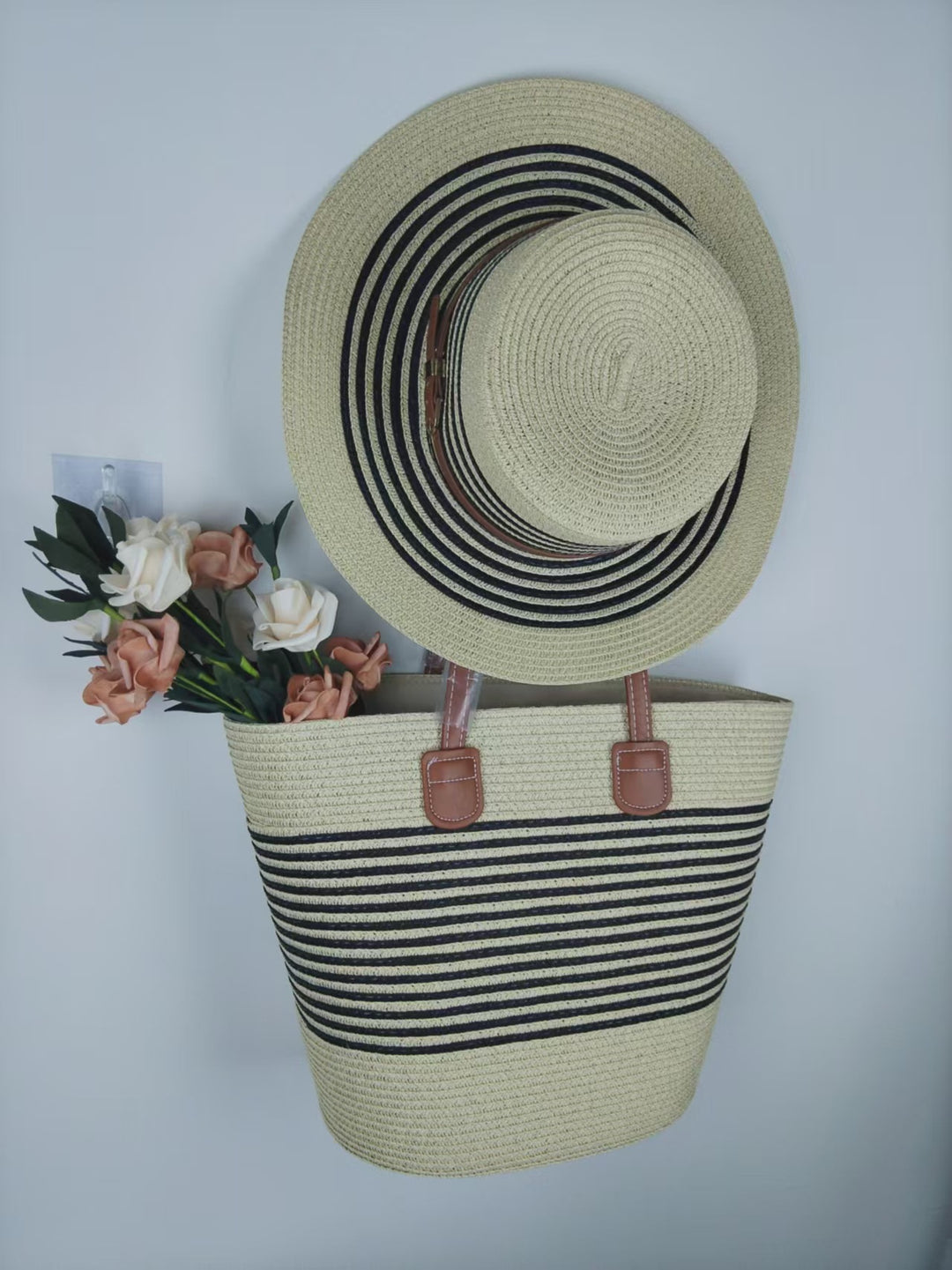 Sleek beach bag with matching sun hat Bowlift