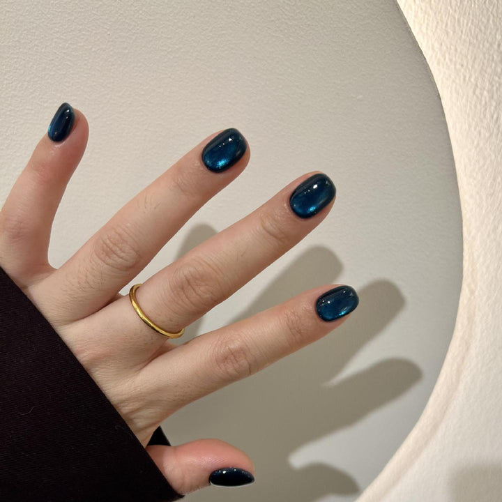 Artificial Nail Tips in Fashionable Shimmer Look Bowlift