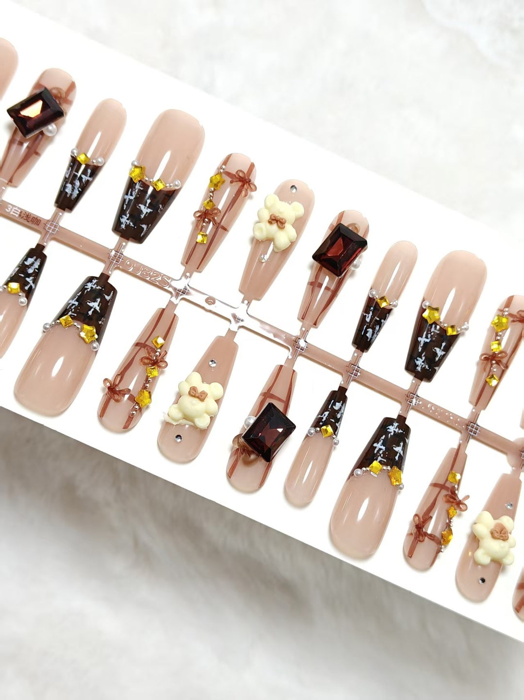 Artificial nails with playful animal designs and glitter effects Bowlift