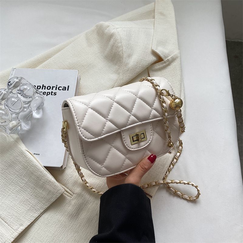 Quilted Elegance Shoulder Bag Bowlift