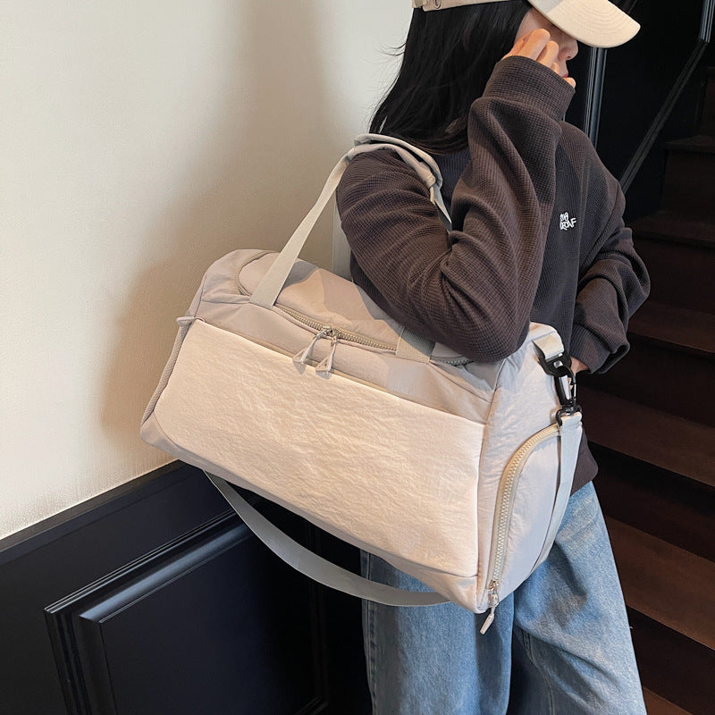 Sporty travel bag with multiple compartments Bowlift