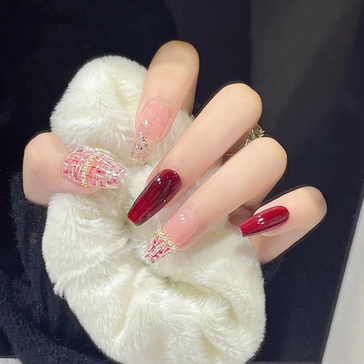 Fashionable artificial nails with glitter details Bowlift