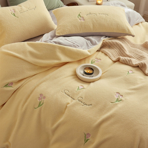 Bedding set made of soft microfleece with embroidered tulips and reversible function