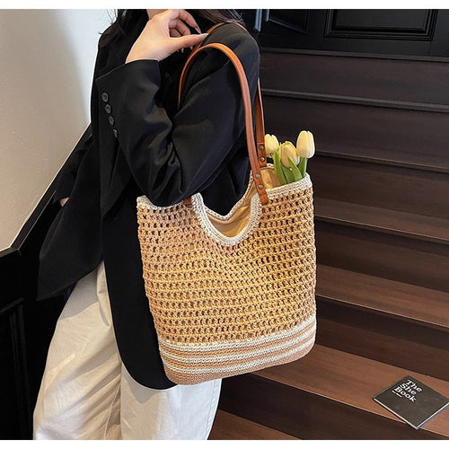 Handwoven beach bag with fine mesh structure Bowlift