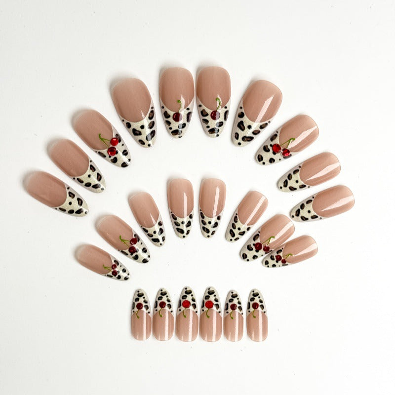 Glamorous artificial nails in leopard look Bowlift