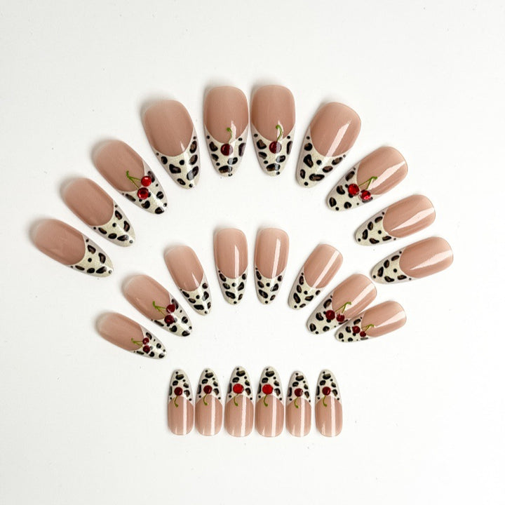Glamorous artificial nails in leopard look Bowlift