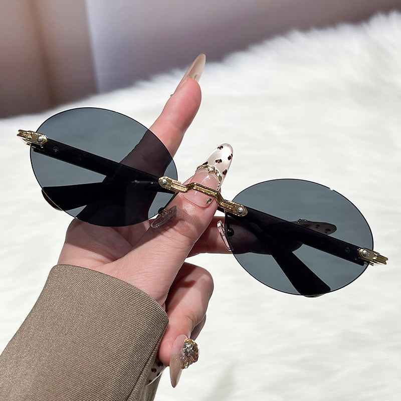 Ladies fashionable and elegant sunglasses with oval design Bowlift