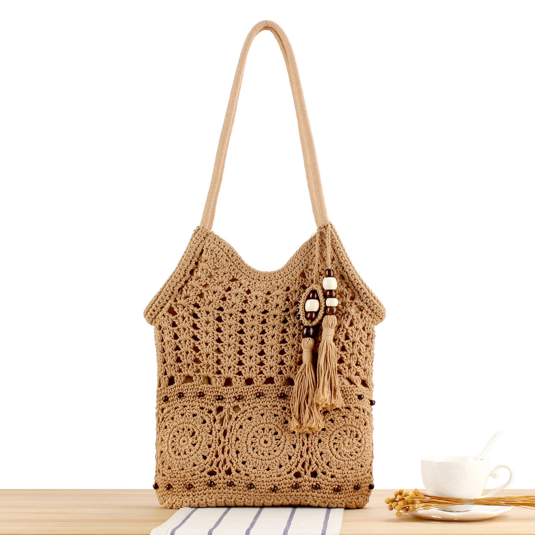Hand-knotted macrame bag with playful pendant Bowlift