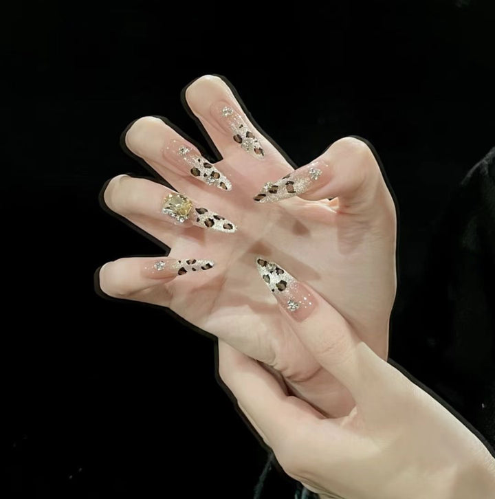 Elaborate Artistic Press-On Nail Set Bowlift