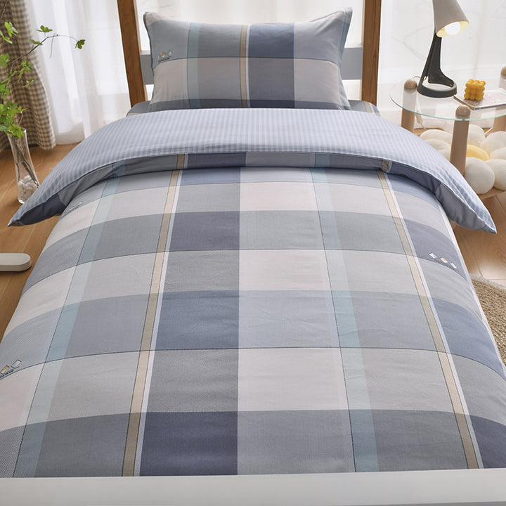 Cozy Plaid Bedding Ensemble