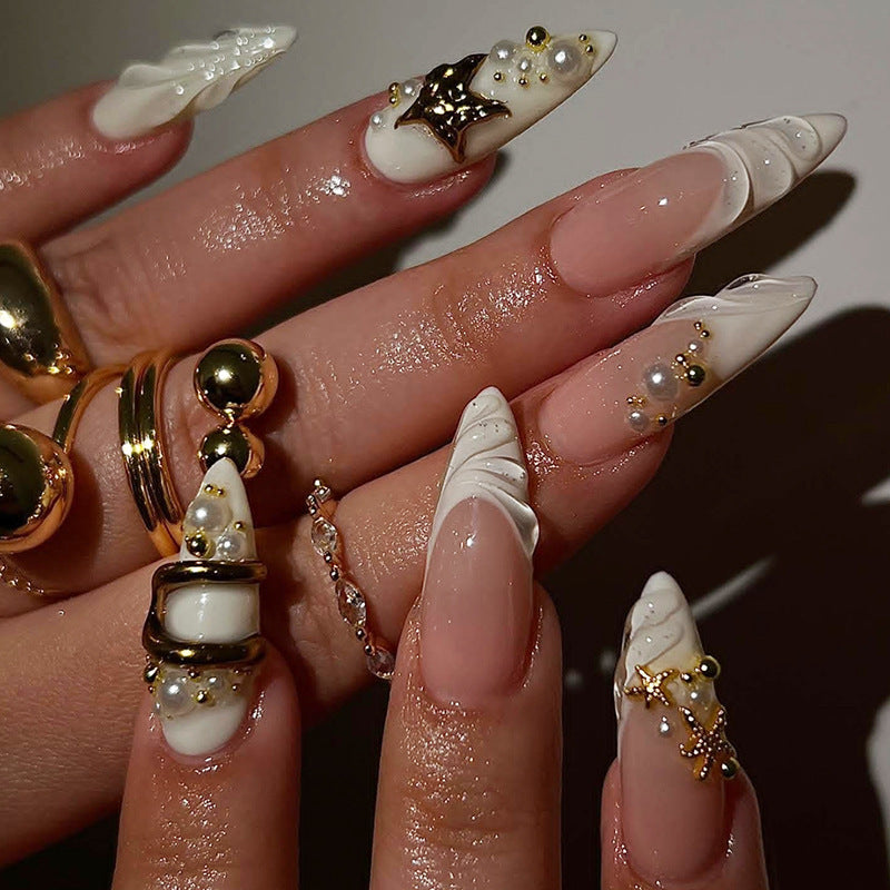 Artificial nail set with glamorous gold accents Bowlift