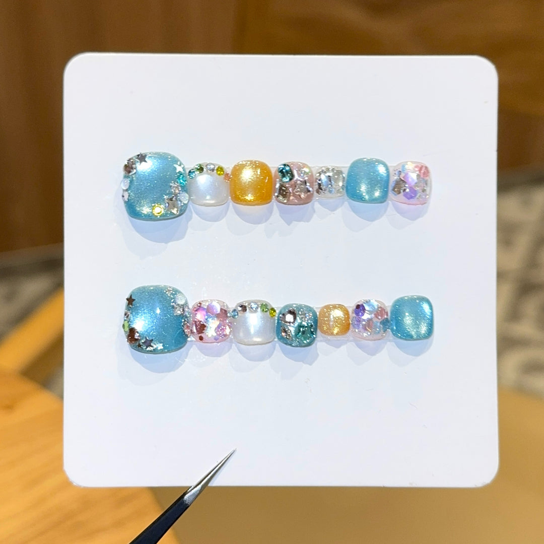 Artificial nails with sparkling accents and glittering design Bowlift