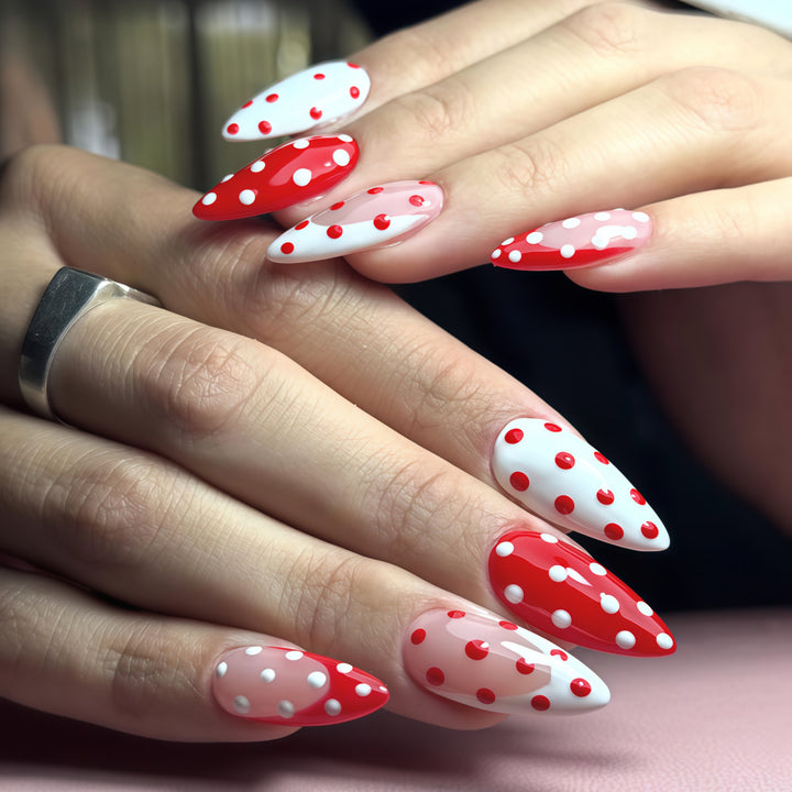 Artificial nails with dots Bowlift