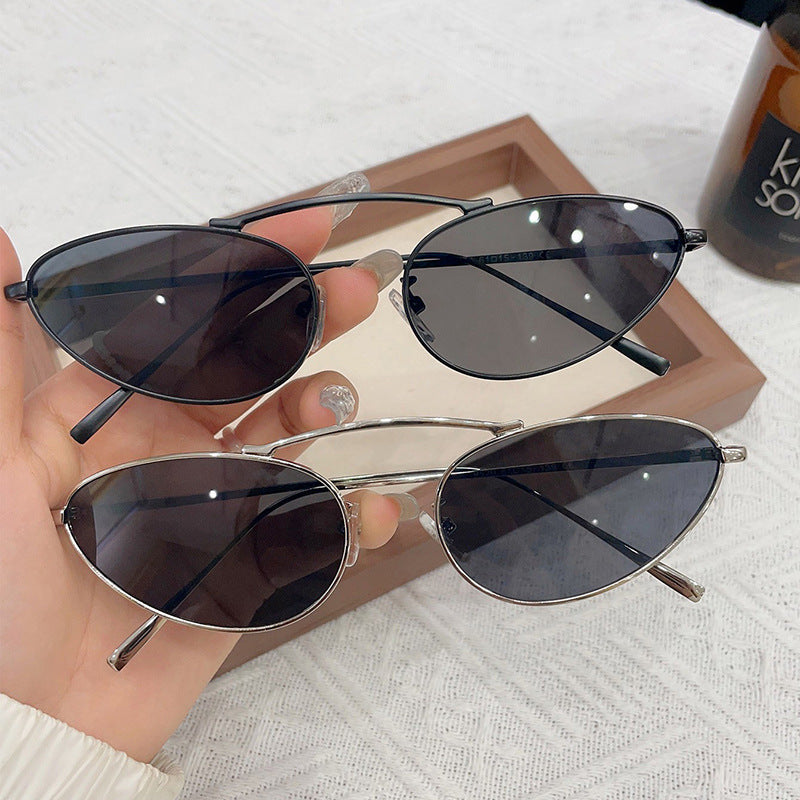 Fashionable sunglasses with elegant metal frame Bowlift