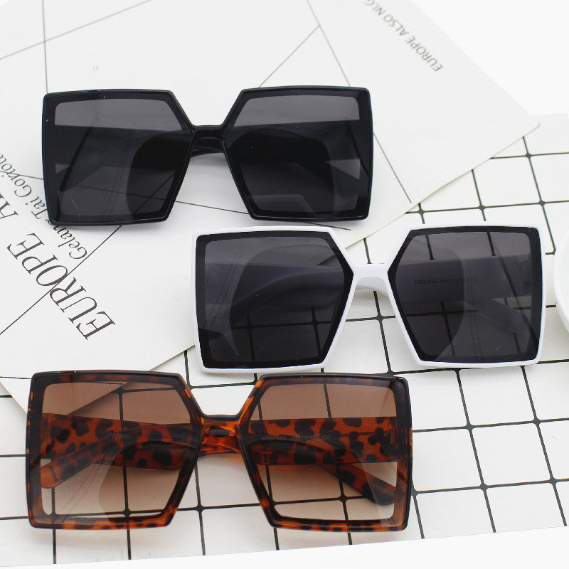 Women's Fashion Oversized Sunglasses with Angular Design Bowlift