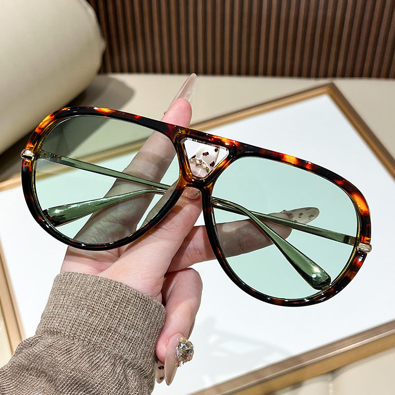 Ladies' sunglasses in an extravagant design with striking lenses Bowlift