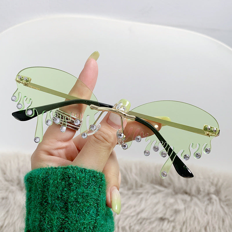 Ladies striking sunglasses in fluid design Bowlift