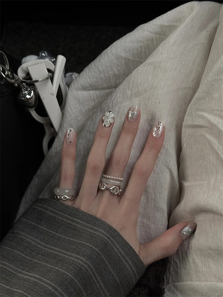 Artificial nails with decorative accents Bowlift