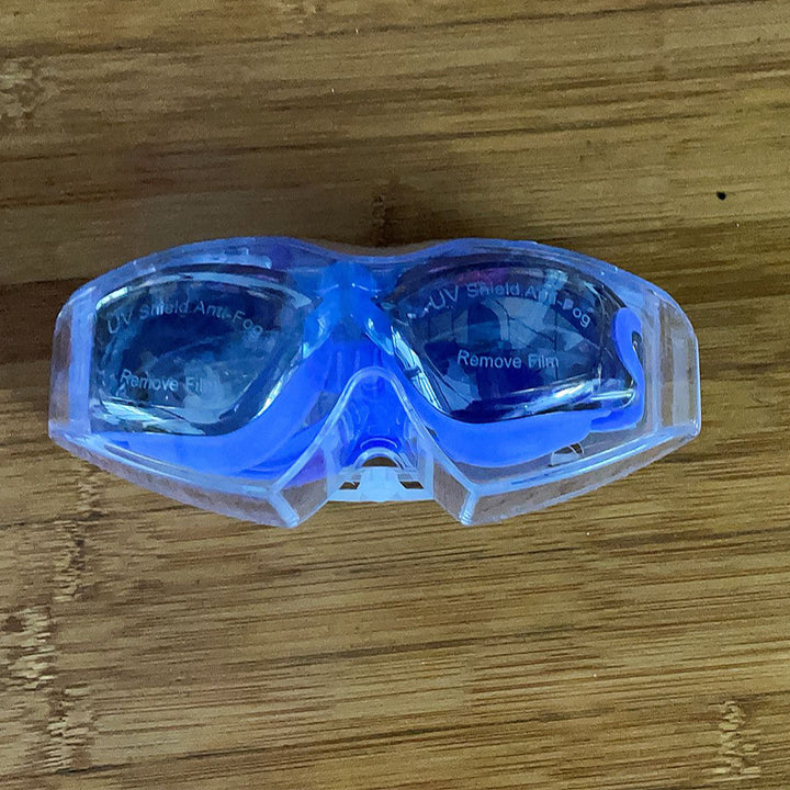 Swim mask with UV protection and anti-fog technology Bowlift