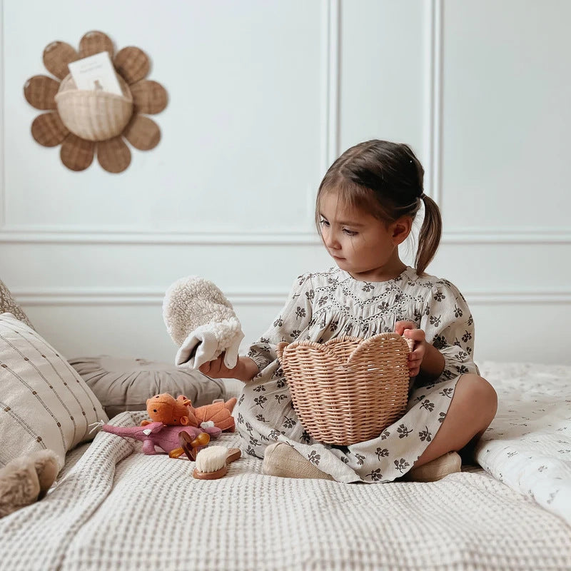 Handwoven basket with elegant shape Bowlift