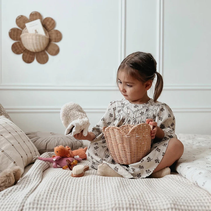 Handwoven basket with elegant shape Bowlift