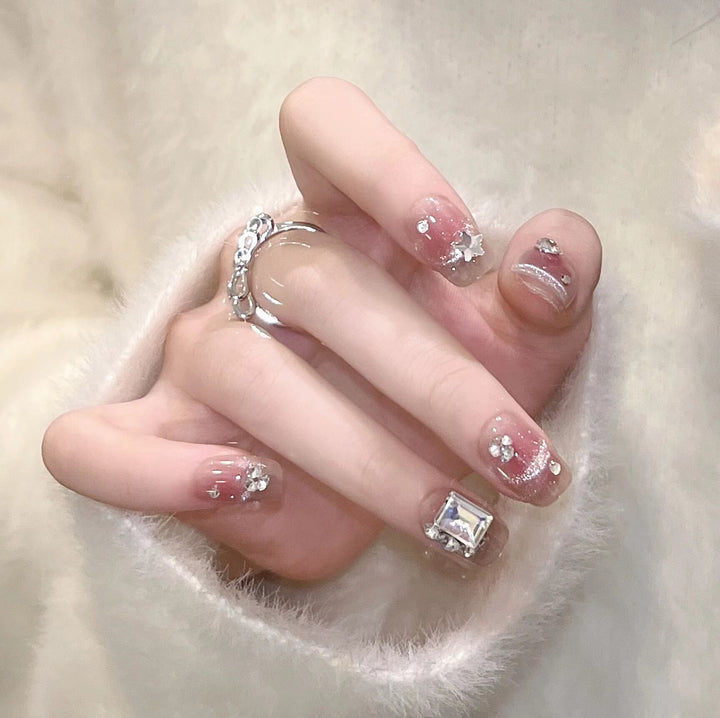 Glamorous Rhinestone-Embellished Press-On Nail Art Bowlift