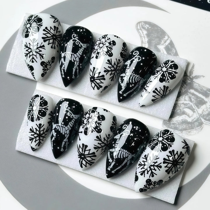 Artificial nails in a unique winter design with snow and reindeer motifs Bowlift