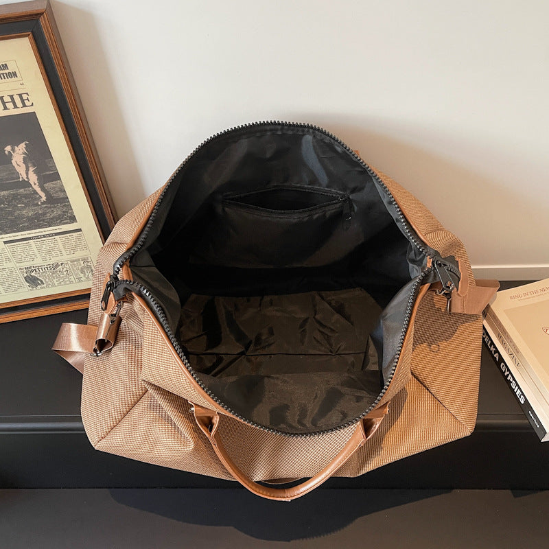 Practical sports travel bag with reinforced shoulder strap Bowlift