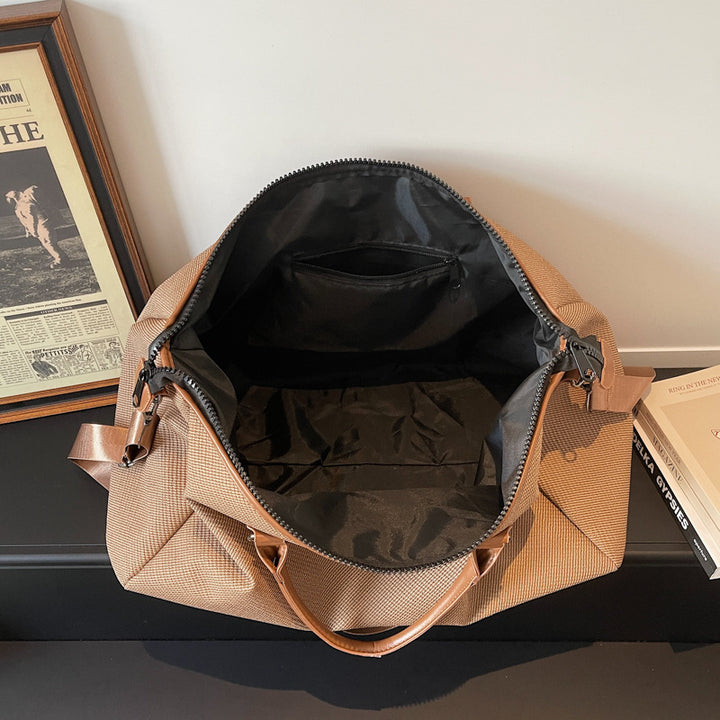 Practical sports travel bag with reinforced shoulder strap Bowlift