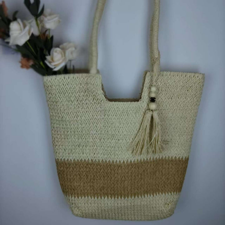 More elegant and stylish straw hat with lace band Bowlift