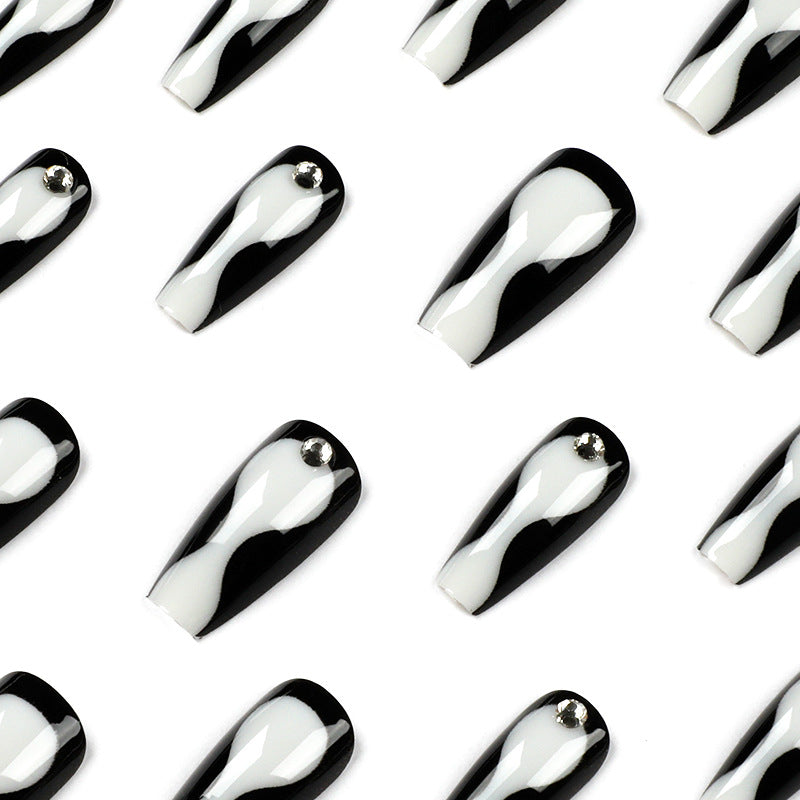 Artistic nail extensions with elegant accents Bowlift