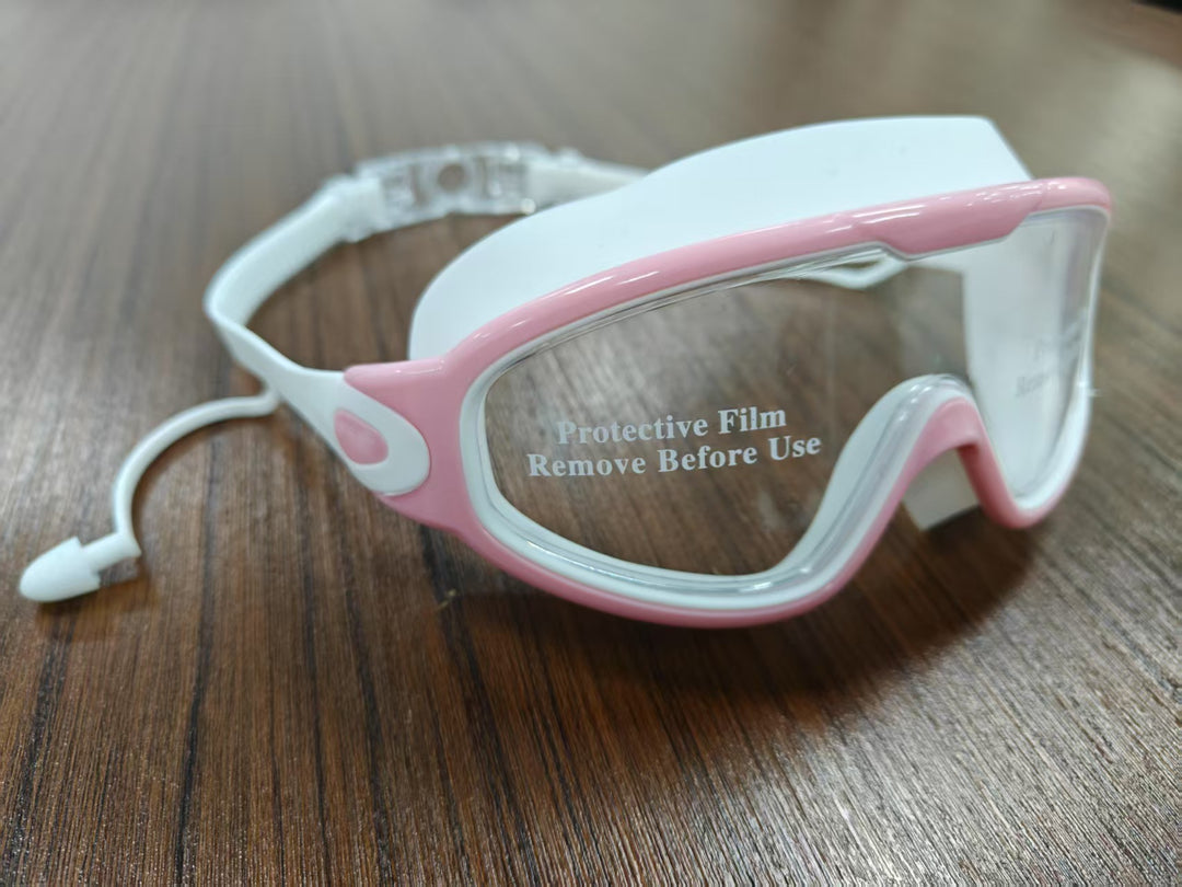 Diving mask with wide field of view and magnet holder Bowlift